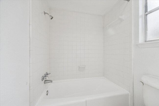 Building Photo - 2223 Par Ln