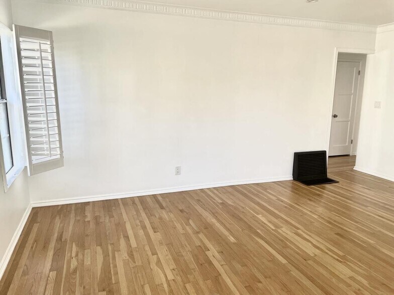 living room - 3408 Pearl St