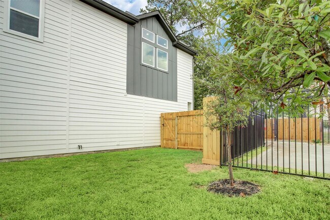 Building Photo - 2502 W Tidwell Rd