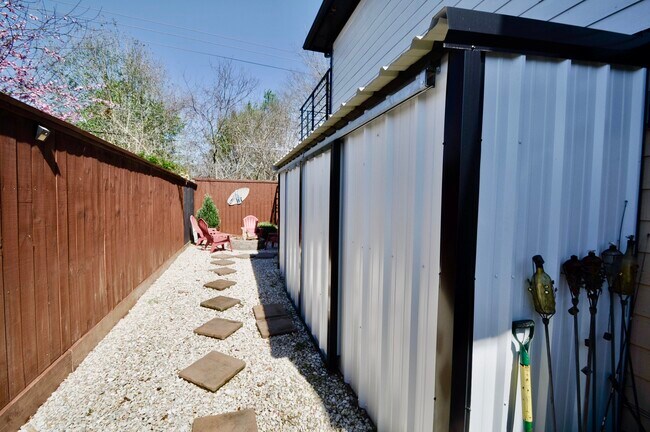 Building Photo - 3330 Beran Dr