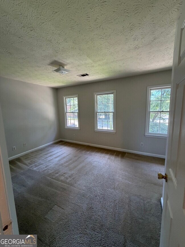 Building Photo - 1337 Sweet Pine Dr