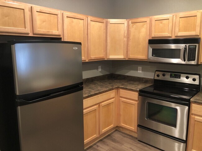 Building Photo - Updated 2 Bed, 2 Bath Main Floor Condo with Garage