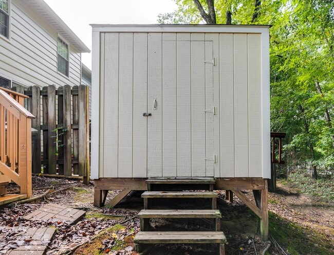 Building Photo - Wonderful End Unit Townhome Available Near...