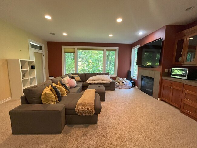 Building Photo - Forest-View Luxury Home with 5 Bedrooms, L...