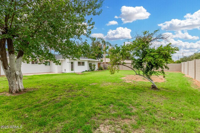 Building Photo - 3726 E Weldon Ave