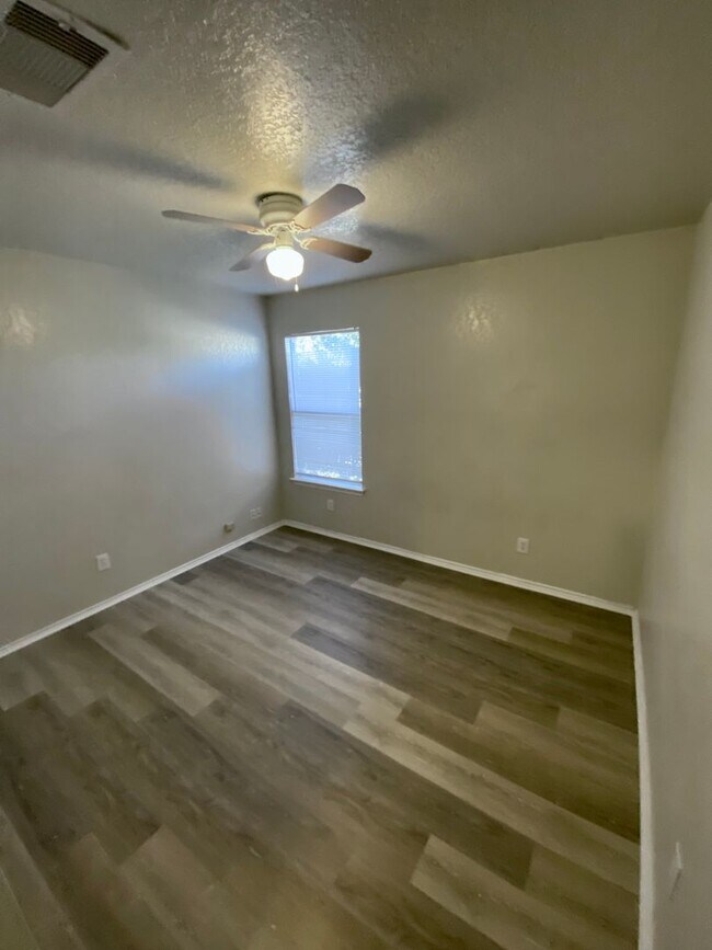 Building Photo - Beautiful 4 Bedroom