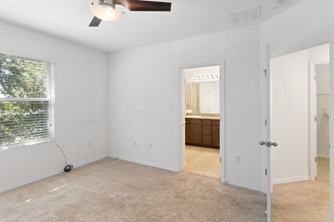 Building Photo - 3840 Silverlake Way