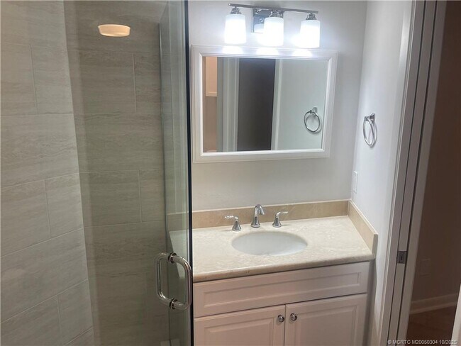 Building Photo - 1985 NE Collins Cir