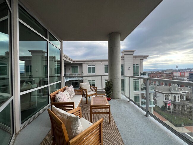 Building Photo - Spacious 2 bedroom 3 bath condo with office in City Lights!