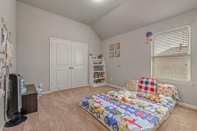 Building Photo - Available August 2026! 4/2.5 in highly desired Castlegate II