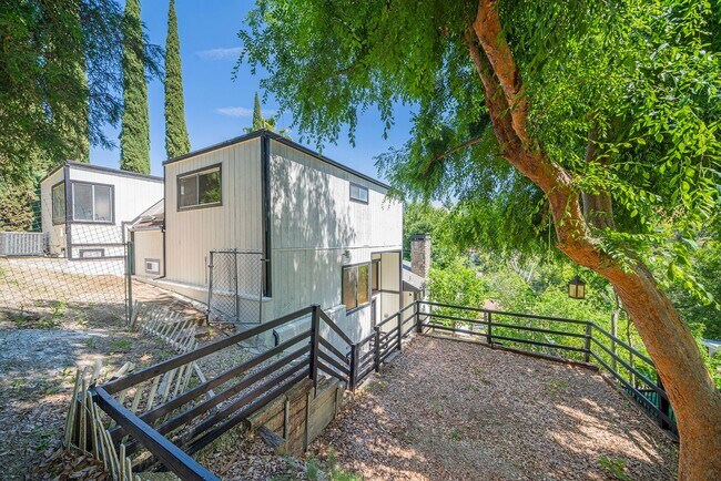 Building Photo - Beautifully Renovated Woodland Hills Home