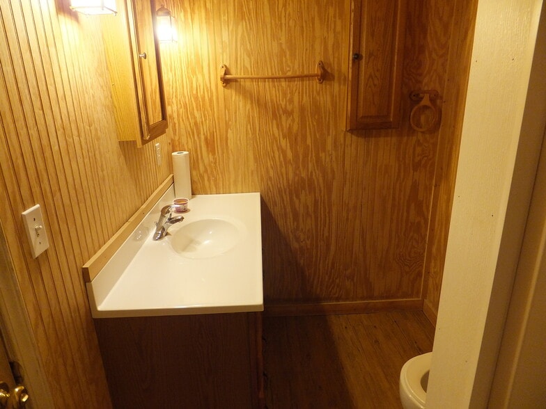 Bathroom - 1401 University Ave