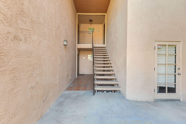 Building Photo - 400 N Sunrise Way