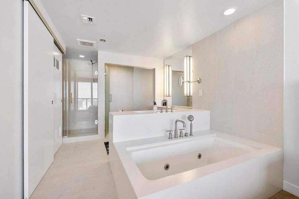 Building Photo - 3101 Bayshore Dr