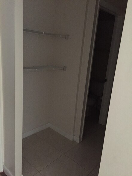 Building Photo - 3740 Inverrary Dr