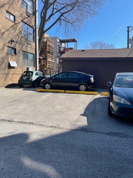 Building Photo - 1239 W Farwell Ave