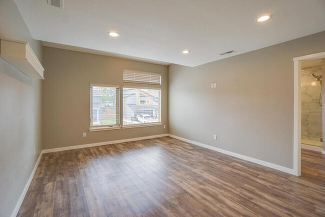 Building Photo - NEWER FOUR BEDROOM NEAR HAZEL DELL