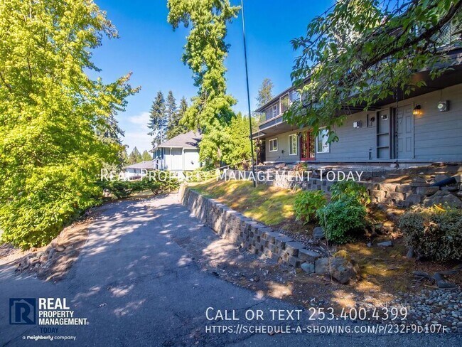 Building Photo - 1531 Vista Dr