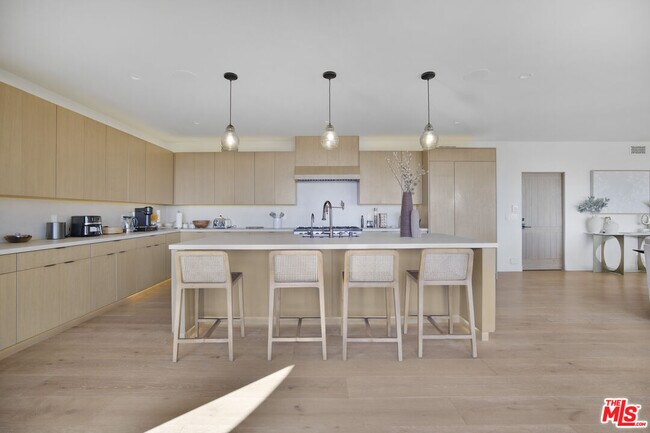 Building Photo - 7212 Mulholland Dr