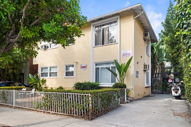 Building Photo - 2001 Beachwood Dr