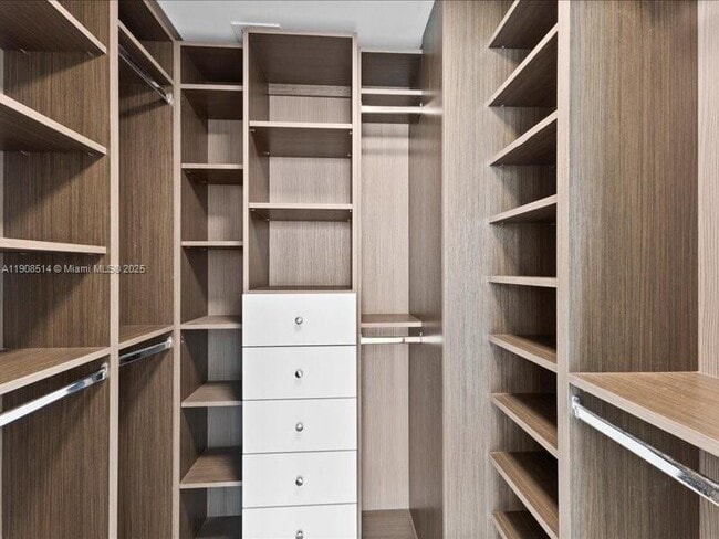 Building Photo - 460 NE 28th St