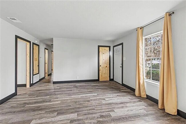 Building Photo - 2513 N Pinecliff Ct