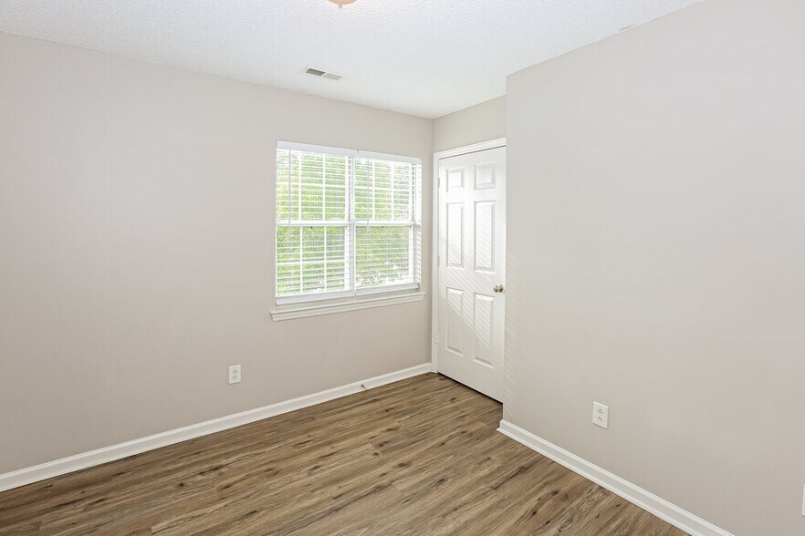 Building Photo - 4817 Farmview Dr
