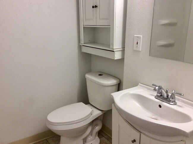 Building Photo - Cozy Single Family Home for Rent in Dickinson