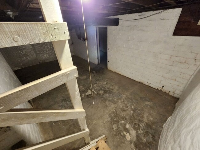 Building Photo - 4 Bedroom, 2 Bathroom home with large yard...