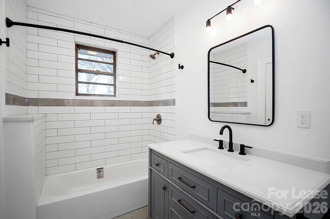 Building Photo - 3121 Kirkland Ave