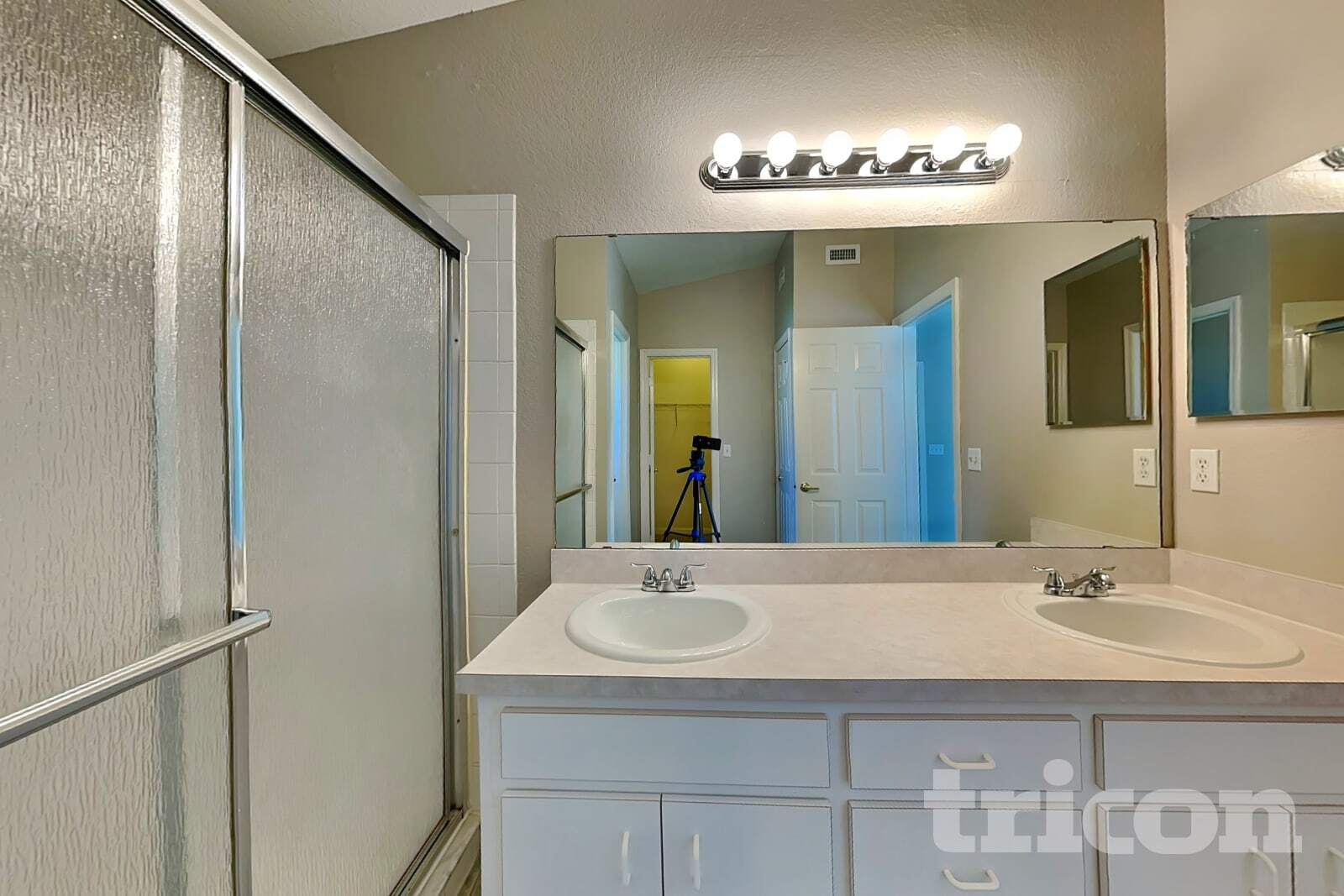 Building Photo - 7641 Manor Dr