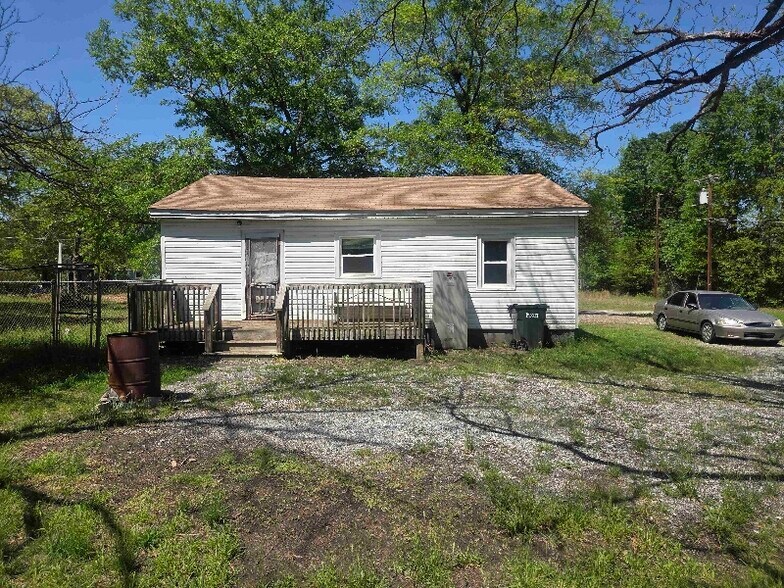 Building Photo - 831 Dogwood Cir