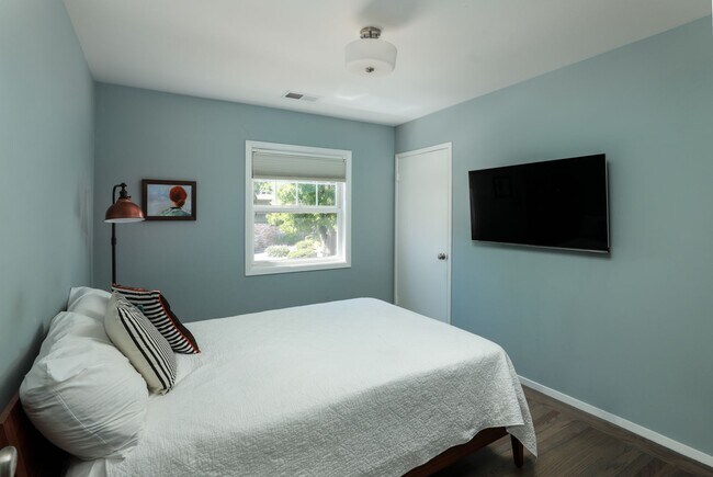 Building Photo - Updated home with spacious yard