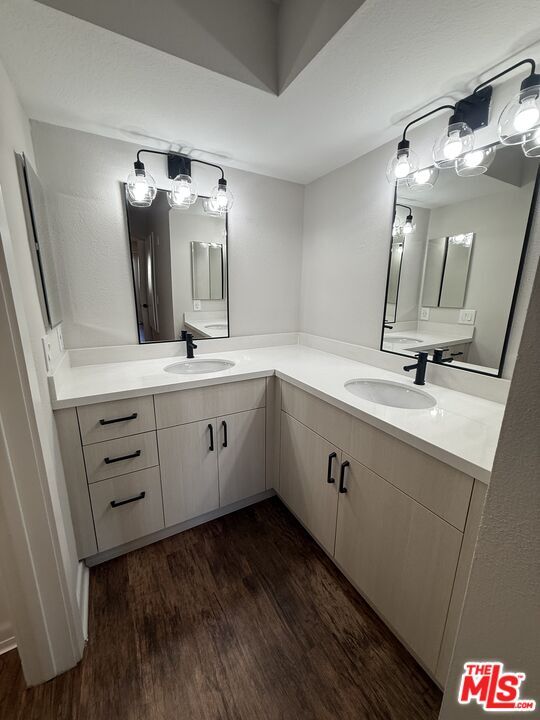 Building Photo - 7660 Beverly Blvd