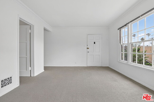 Building Photo - 314 N St Andrews Pl
