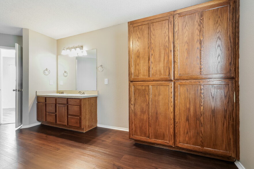 Building Photo - 316 Dakota Ridge Dr