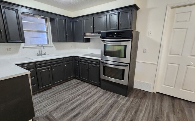 Building Photo - 5 bedroom 2.5 bath - Accepting Housing Vouchers