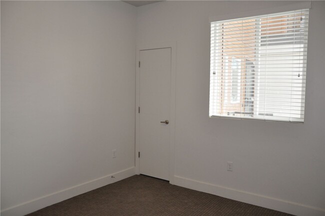 Building Photo - 1 bedroom 1 bath in SLC!