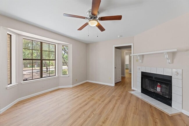 Building Photo - 6010 Oakclaire Dr