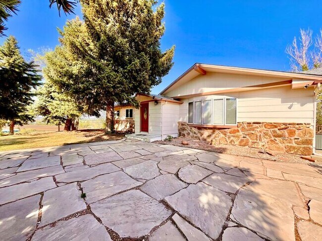 Building Photo - Gorgeous Private Home with Views!