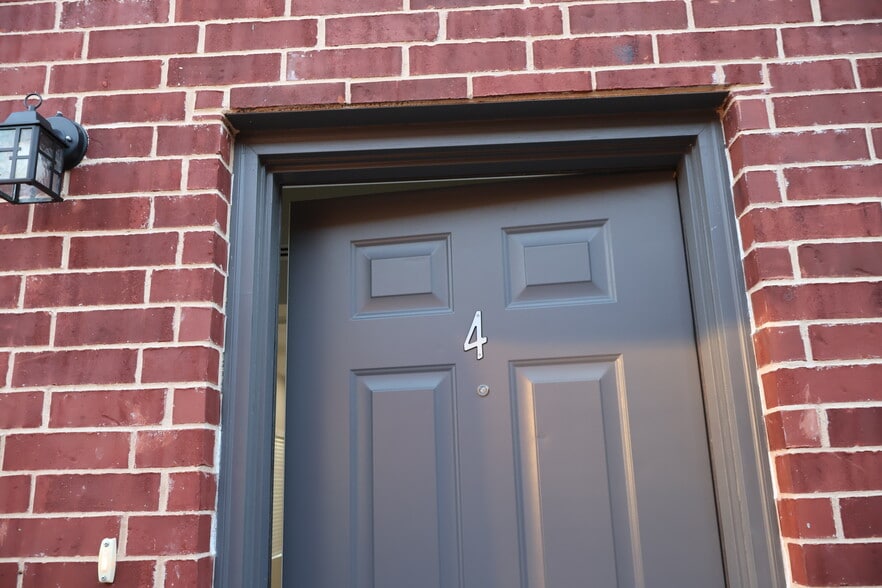 Building Photo - 1005 Hidden Hills St