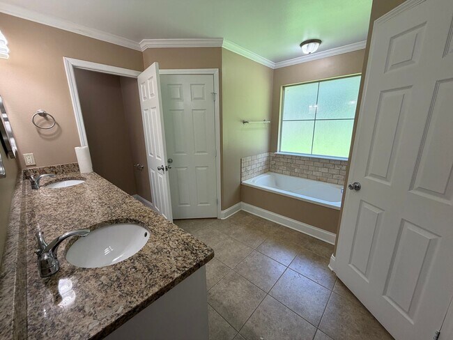 Building Photo - 614 Alex Way