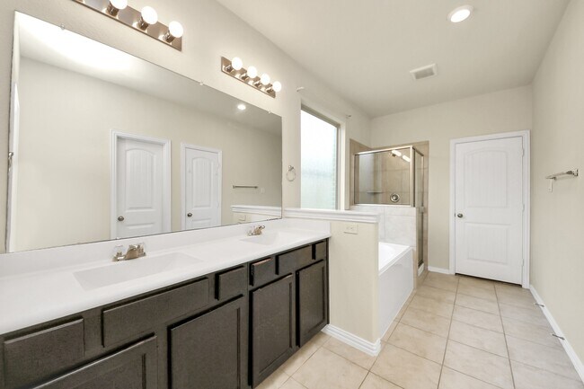 Building Photo - 1437 Northwood Springs Dr