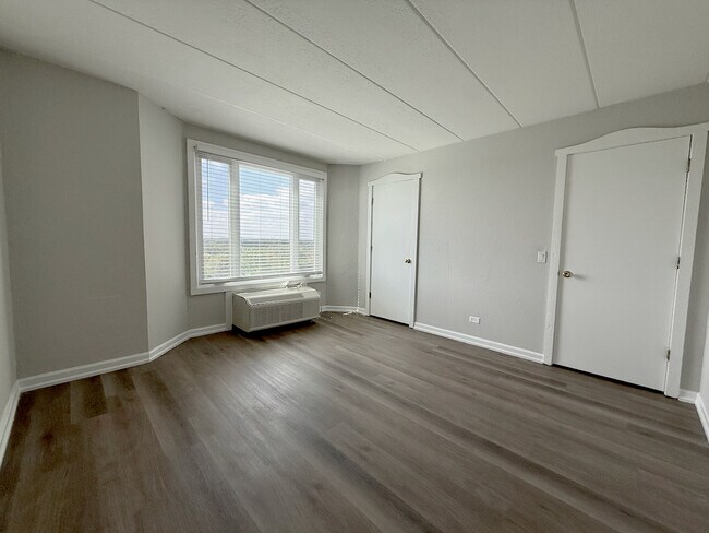 Building Photo - 1 Renaissance Pl