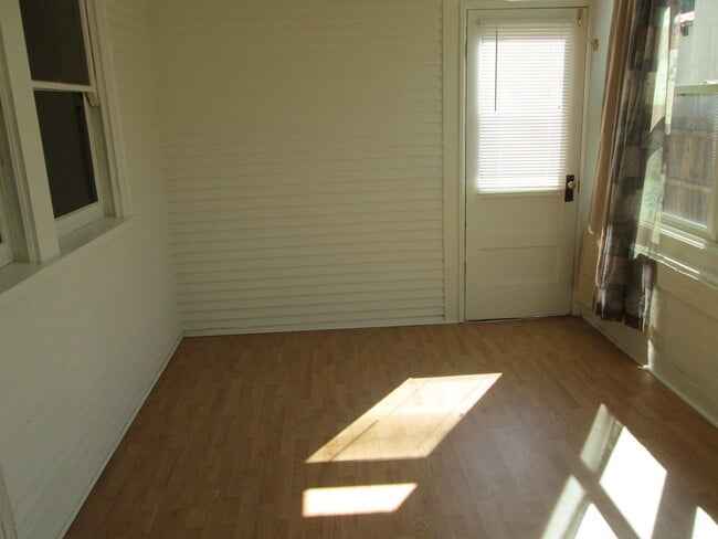 Building Photo - Large 4 Bedroom Craftsman Style Home in No...