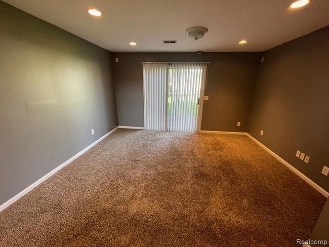 Building Photo - 1136 Lakeview Cir
