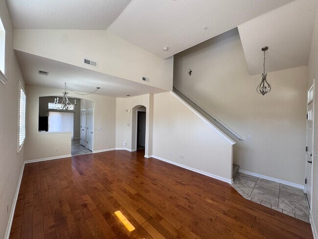 Building Photo - 725 Roslyn St