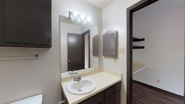Building Photo - 725 Peppertree Dr