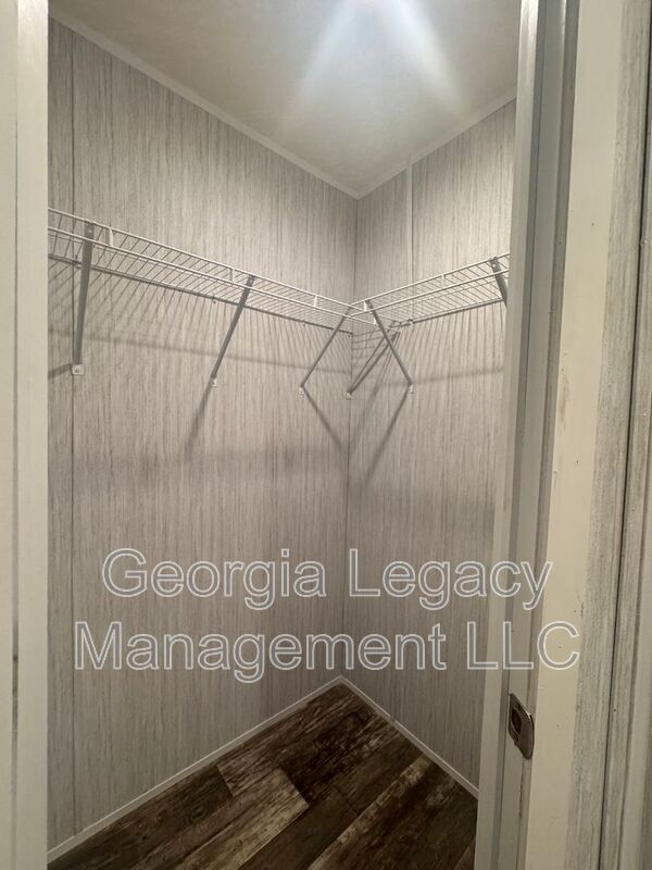 Building Photo - 552 Sewell Mill Rd