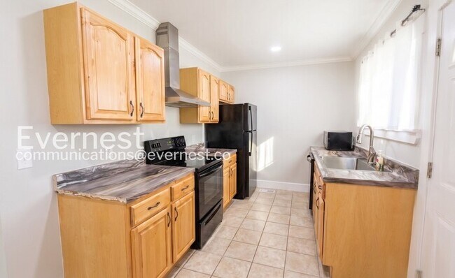 Building Photo - 3-Bedroom Home with Fenced Yard / Available Now!